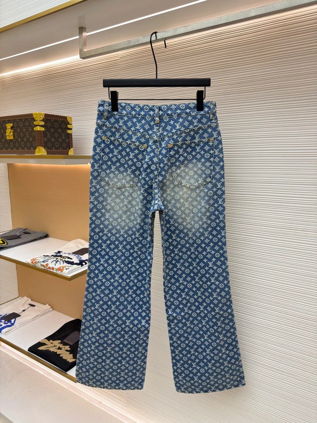 LOUIS VUITTON full-print flare jeans ●Original version: Purchased and developed for 19100 ●Item number: 1681925-B45 ●Fabric: denim fabric ●Technology: washed production ●Version: fitted version ●Weight: about 625 grams ●Size: 28-30-32-34-36 ●Description: Customized blue shadow encrypted cotton classic pattern denim, as moist as cotton, comfortable and skin-friendly, indigo elegance With a retro charm and modern fashion sense, the iconic Monogram pattern is laid out on it. Every part tells the glorious history and fashion heritage of Louis Vuitton, and its leisurely flared silhouette is the soul of these pants. It exudes a sense of high-end from the inside out. It is a stunning piece in the fashion feast. The overall wiring is straight and delicate, the fabric is comfortable and soft, and the color is consistent without color difference. It can be matched with the same style to create a fashionable look and control various occasions. Customized accessories, complete with three standards, same style for men and women!